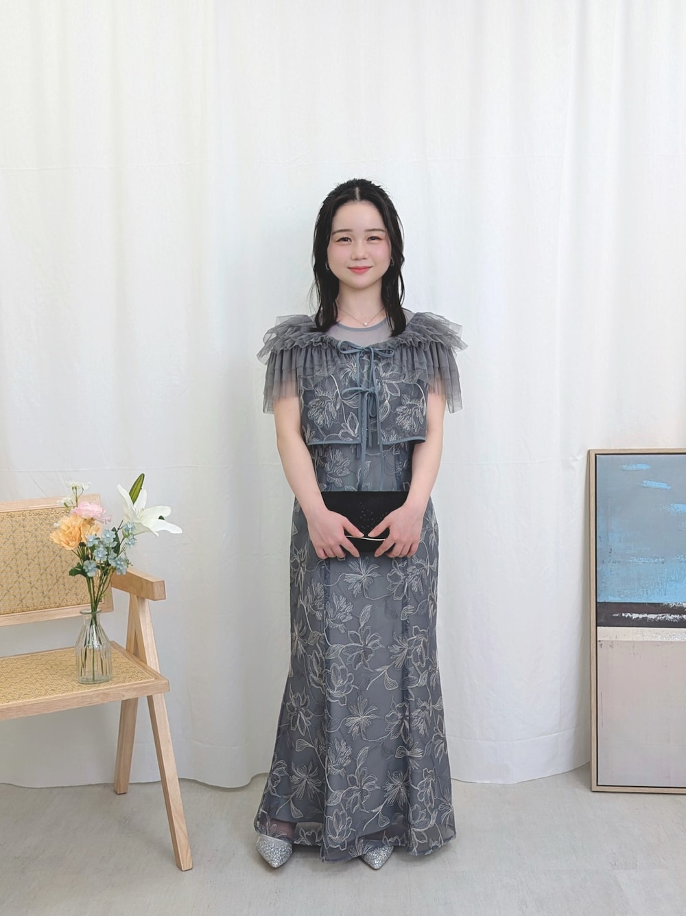 ブルー系のドレスを着用したレディースの春コーディネートの1枚目の写真