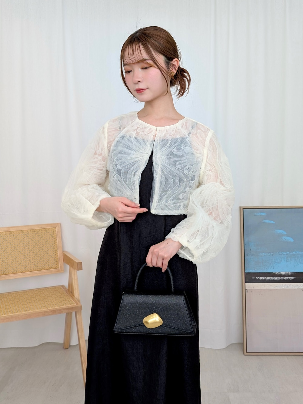 ベージュ系のドレスを着用したレディースの春コーディネートの1枚目の写真