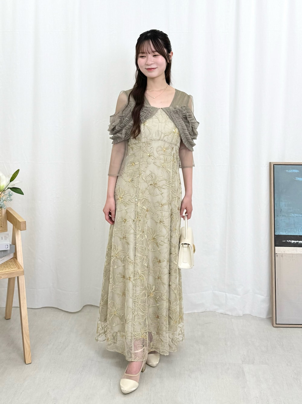 グリーン系のドレスを着用したレディースの夏コーディネートの1枚目の写真