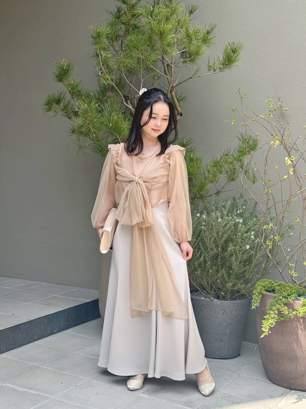 グレー系のドレスを着用したレディースの春コーディネートの1枚目の写真