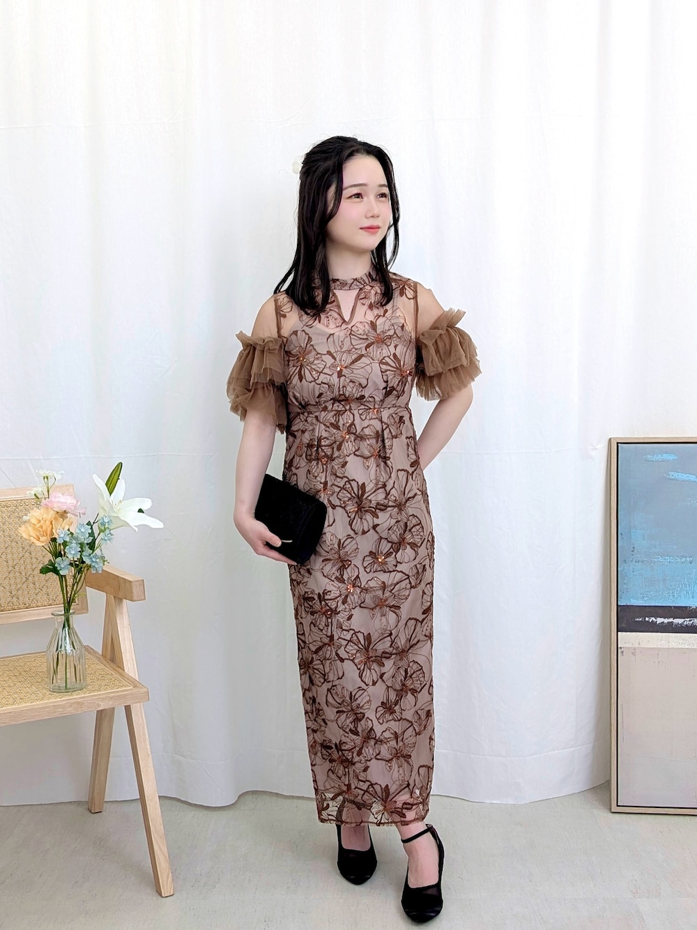 ブラウン系のドレスを着用したレディースの春コーディネートの1枚目の写真