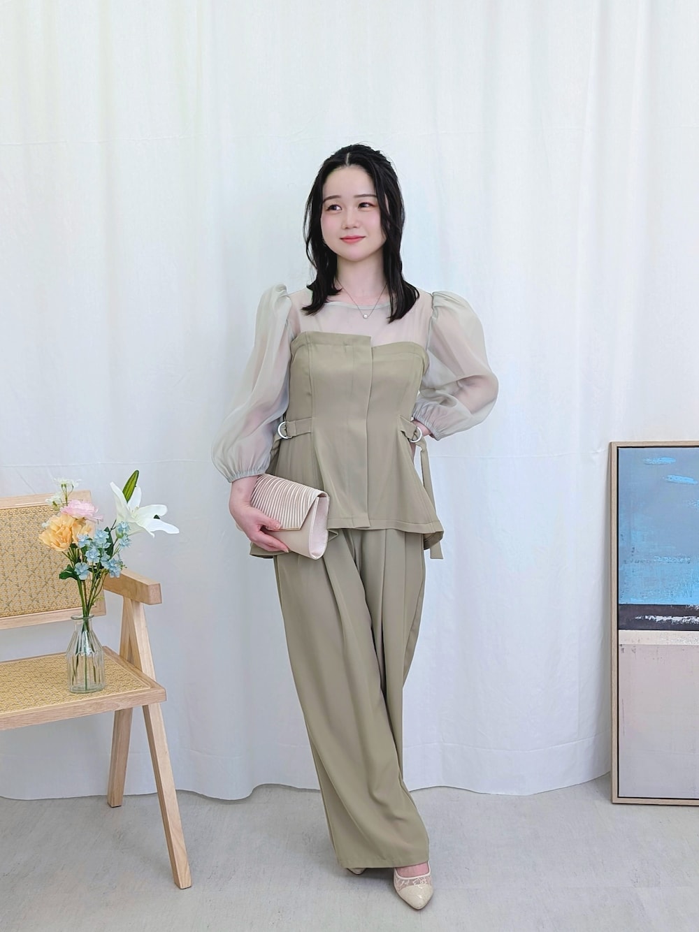 ベージュ系のパンツドレスを着用したレディースの春コーディネートの1枚目の写真