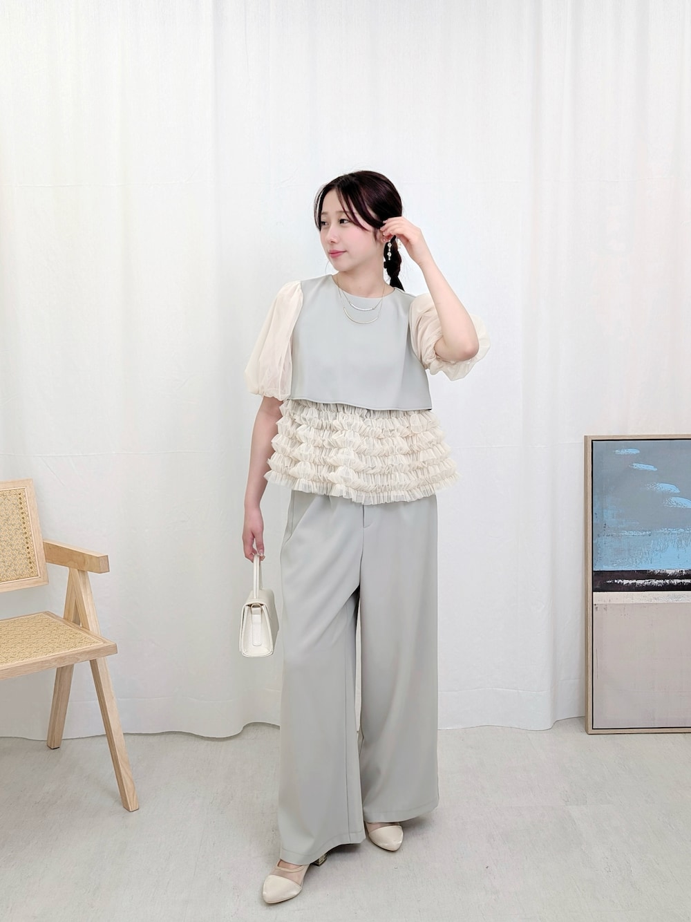 グリーン系のパンツドレスを着用したレディースの春コーディネートの1枚目の写真