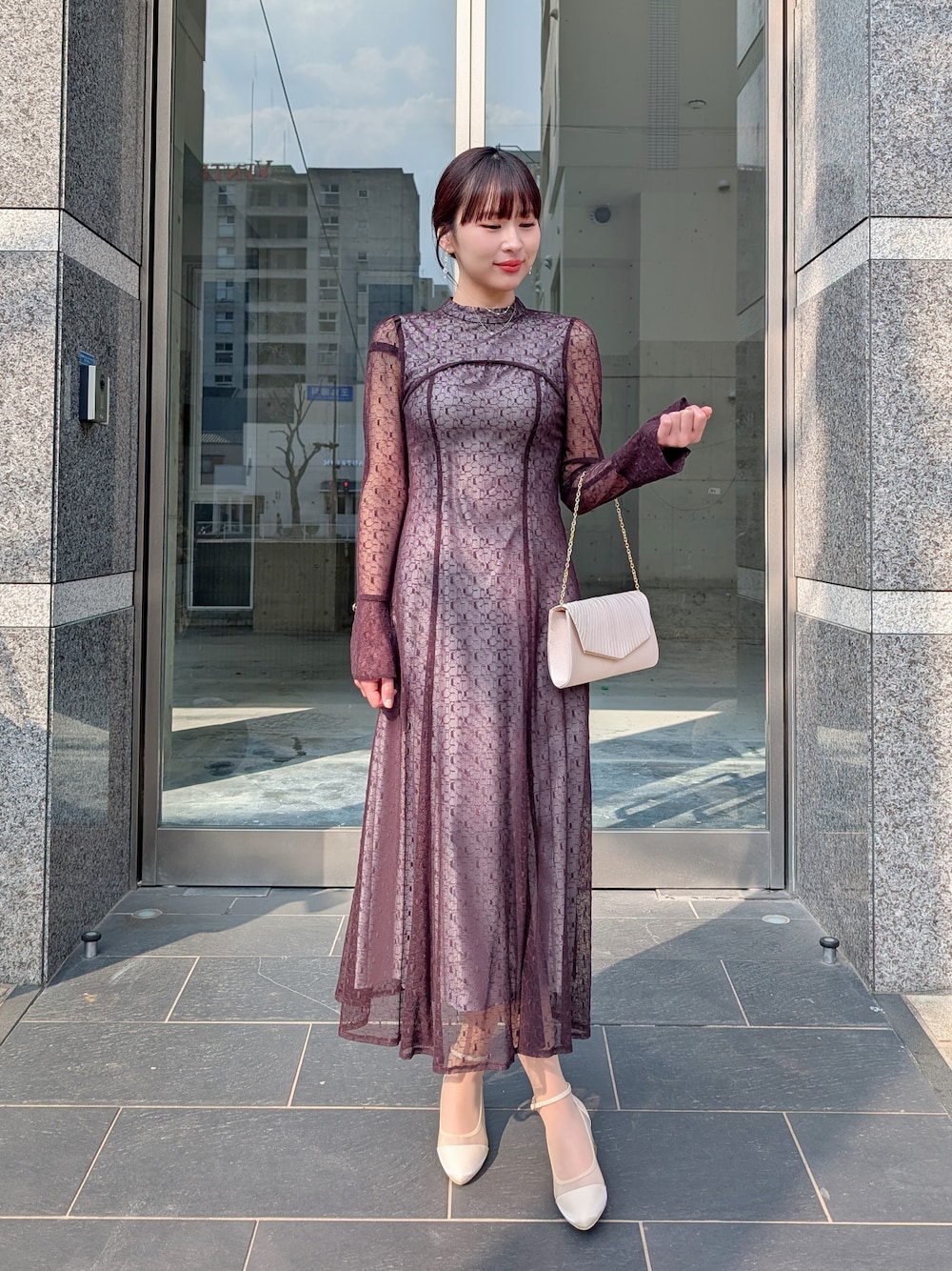 ブラウン系のドレスを着用したレディースの冬コーディネートの1枚目の写真