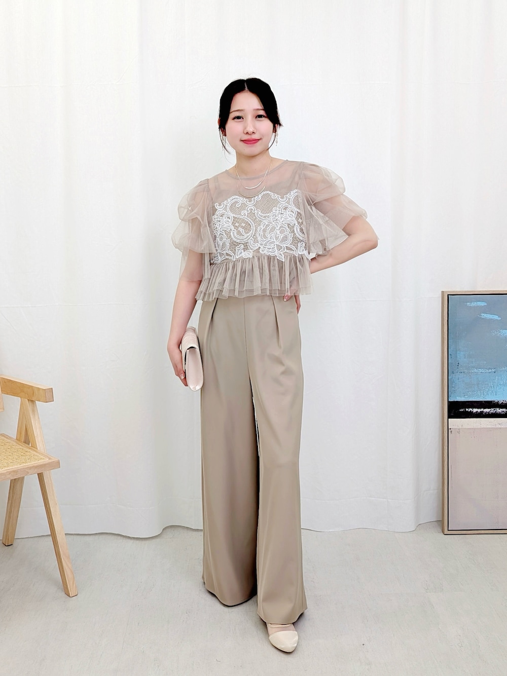 ベージュ系のパンツドレスを着用したレディースの春コーディネートの1枚目の写真