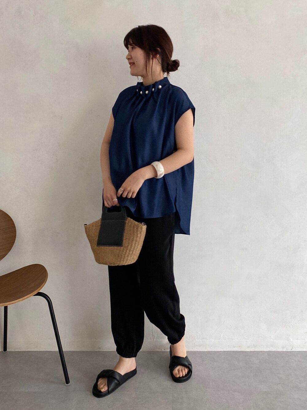 ブルー系のシャツ/ブラウス、ブラック系のその他パンツ、ブラック系のサンダルを着用したレディースの春コーディネートの4枚目の写真