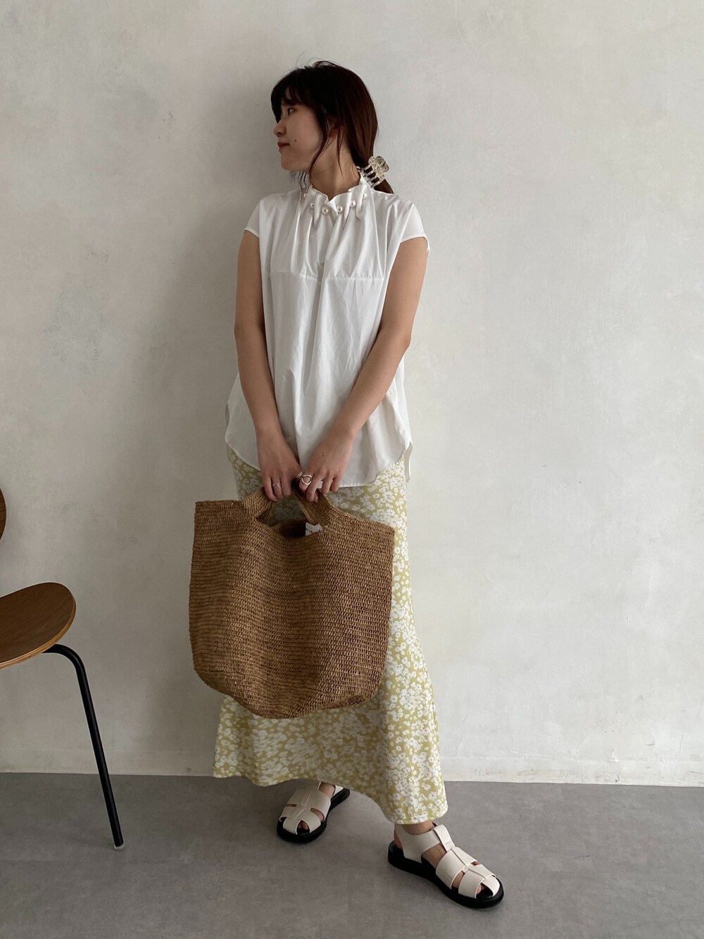 ホワイト系のシャツ/ブラウス、イエロー系のスカート、ブラック系のその他シューズを着用したレディースの春コーディネートの4枚目の写真