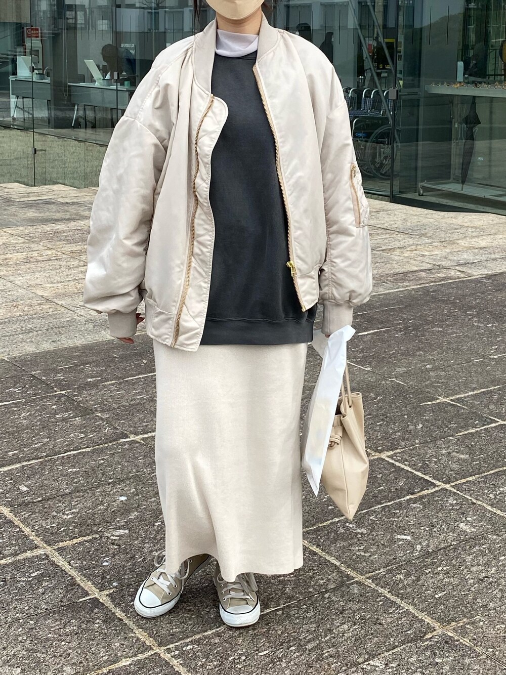 ホワイト系のスカートを着用したレディースの春コーディネートの2枚目の写真