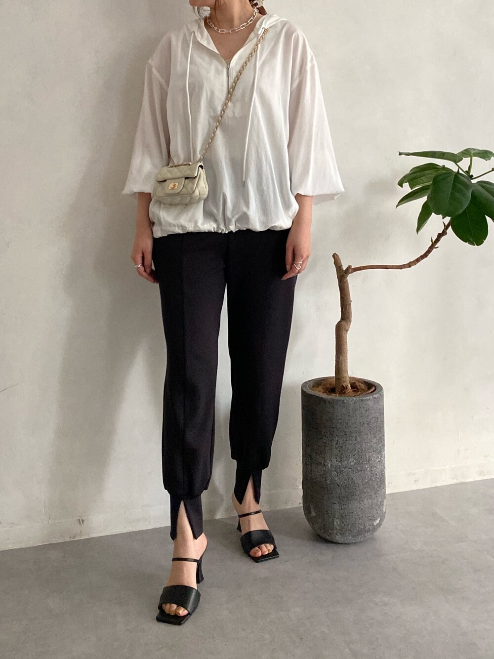ホワイト系のシャツ/ブラウス、ホワイト系のショルダーバッグ、ブラック系のその他パンツを着用したレディースの春コーディネートの3枚目の写真