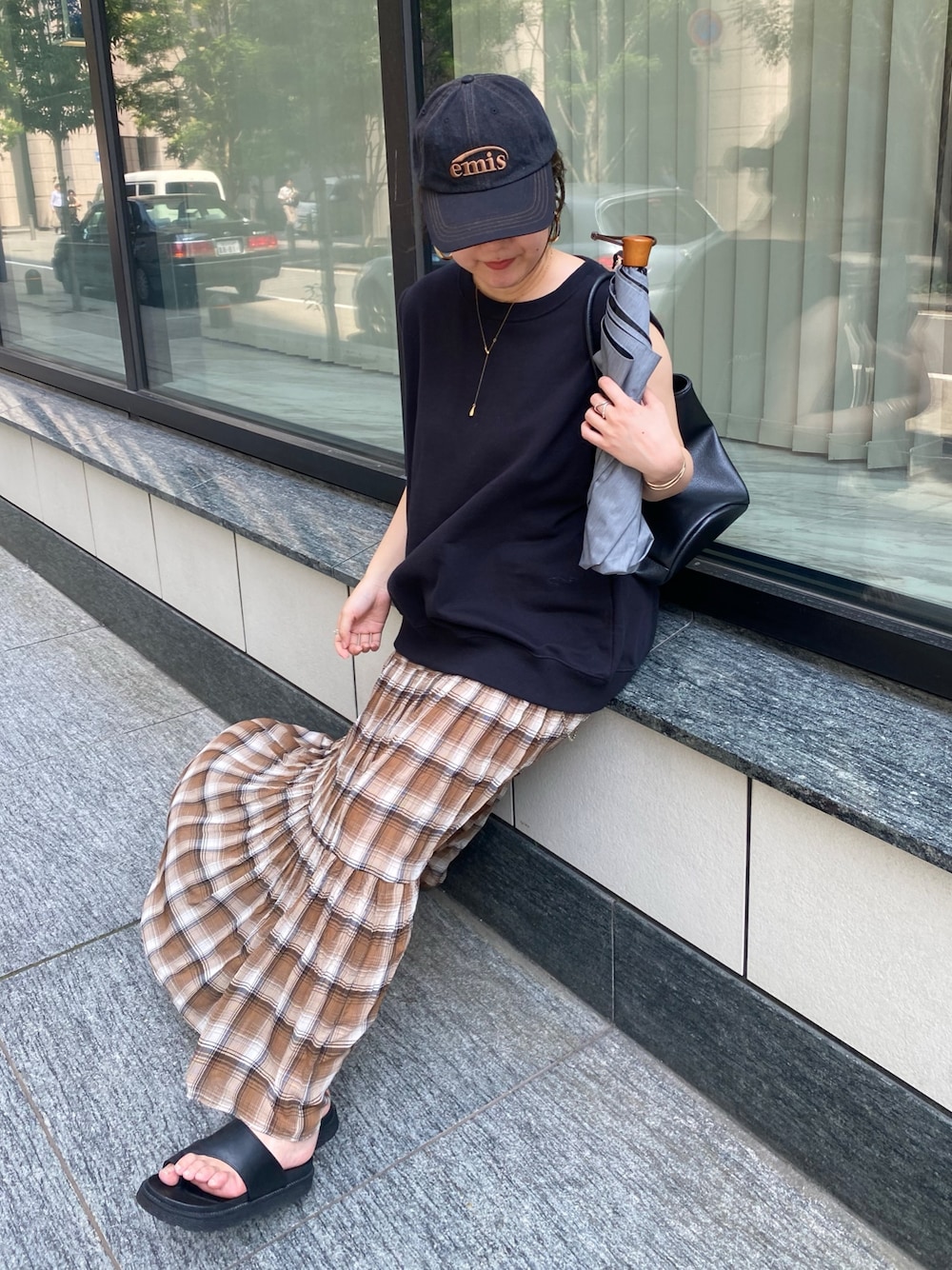 ブラック系のTシャツ/カットソー、ブラウン系のスカート、ブラック系のショルダーバッグを着用したレディースの夏コーディネートの1枚目の写真