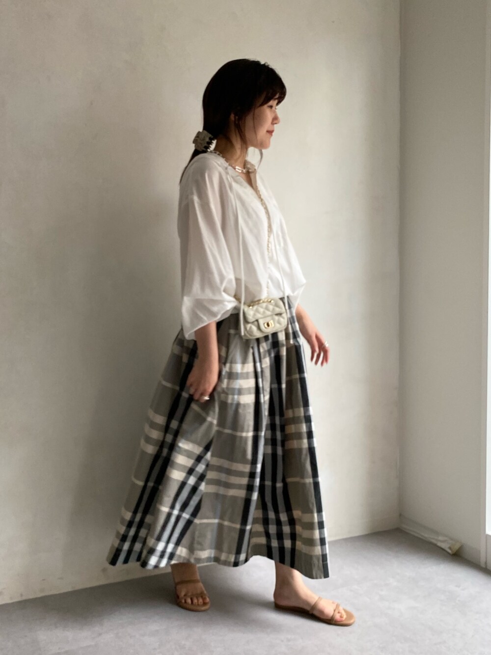 ホワイト系のシャツ/ブラウス、ベージュ系のスカート、ホワイト系のショルダーバッグを着用したレディースの春コーディネートの3枚目の写真