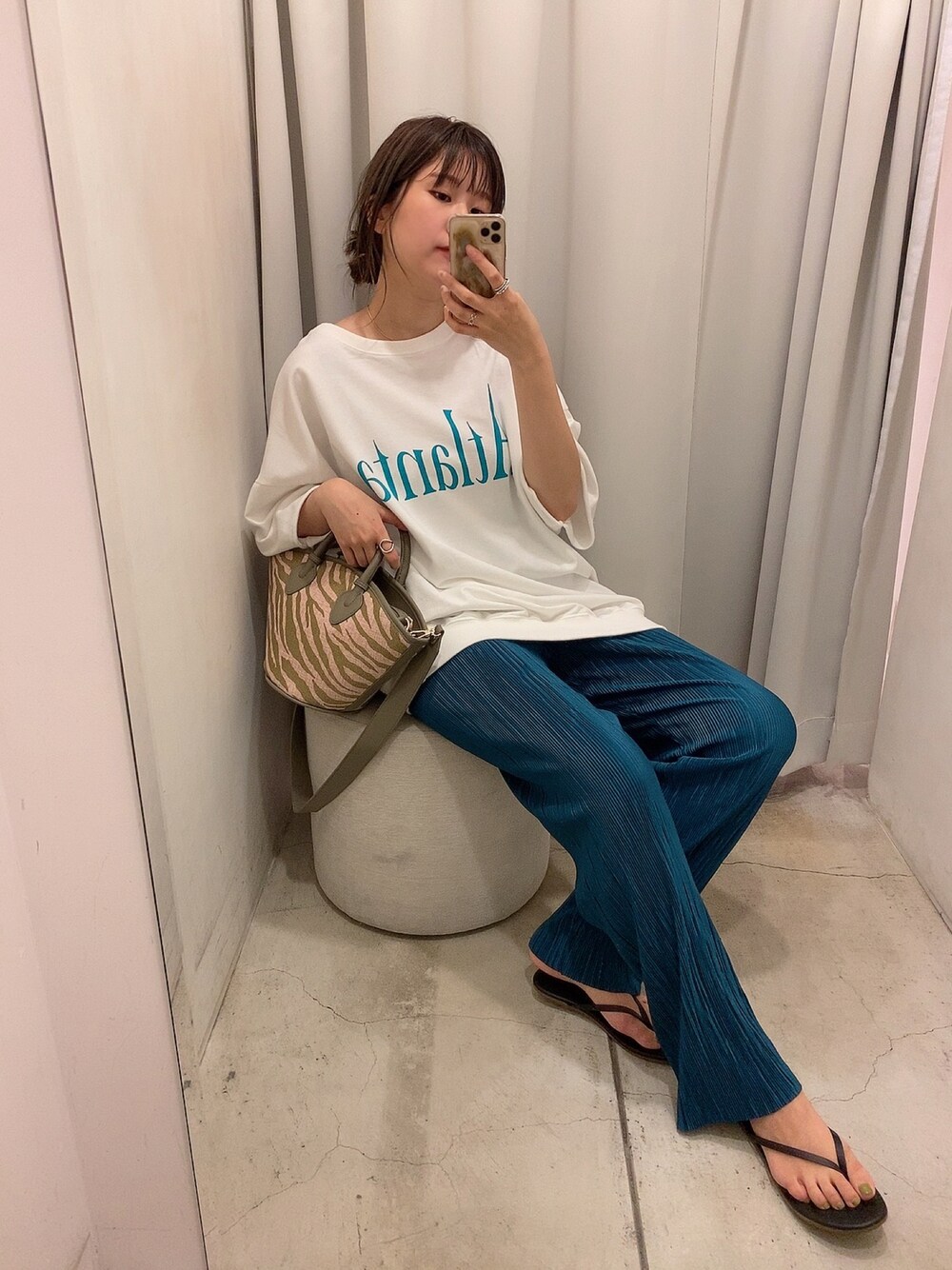 ホワイト系のTシャツ/カットソー、グリーン系のトートバッグ、ブラウン系のサンダルを着用したレディースの夏コーディネートの1枚目の写真