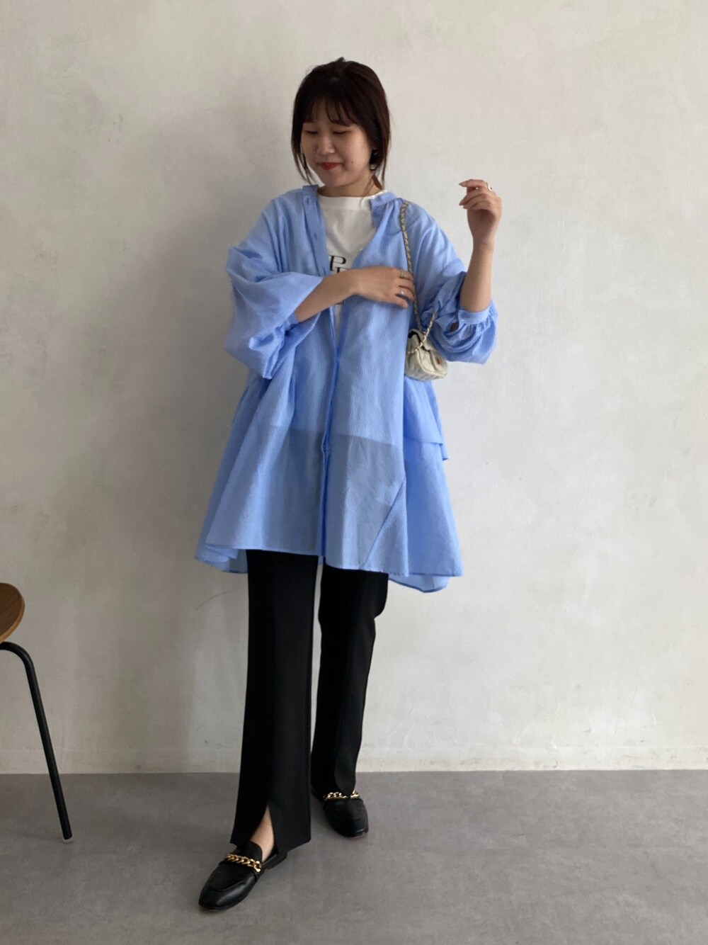 ホワイト系のTシャツ/カットソー、ブルー系のシャツ/ブラウス、ブラック系のその他パンツを着用したレディースの春コーディネートの4枚目の写真