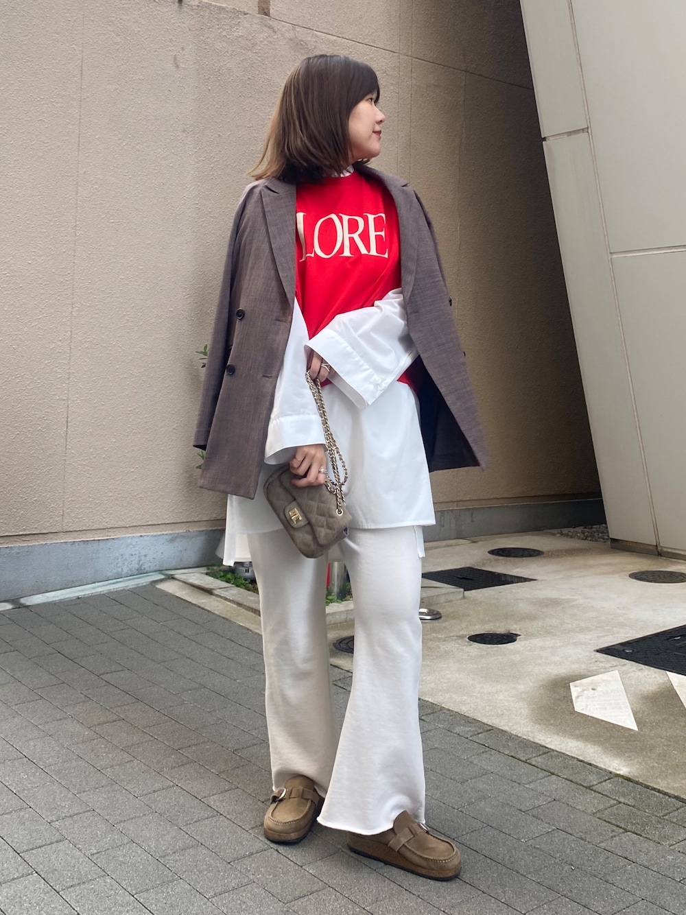 ブラウン系のテーラードジャケット、レッド系のTシャツ/カットソー、ホワイト系のシャツ/ブラウスを着用したレディースの春コーディネートの1枚目の写真