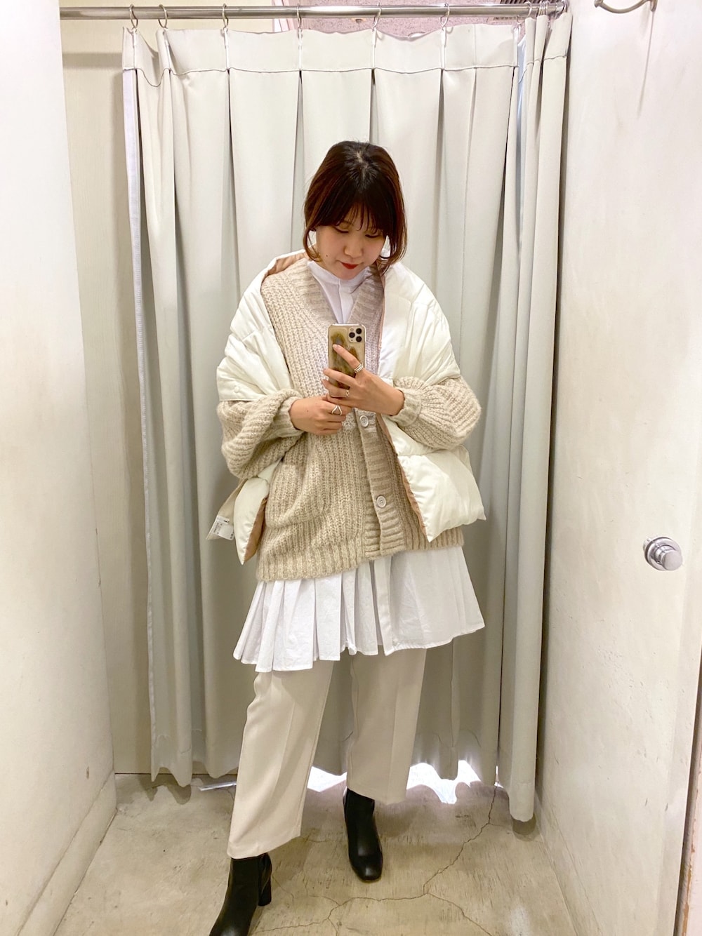 ベージュ系のカーディガン/ボレロ、ホワイト系のシャツ/ブラウス、ベージュ系のその他パンツを着用したレディースの冬コーディネートの2枚目の写真