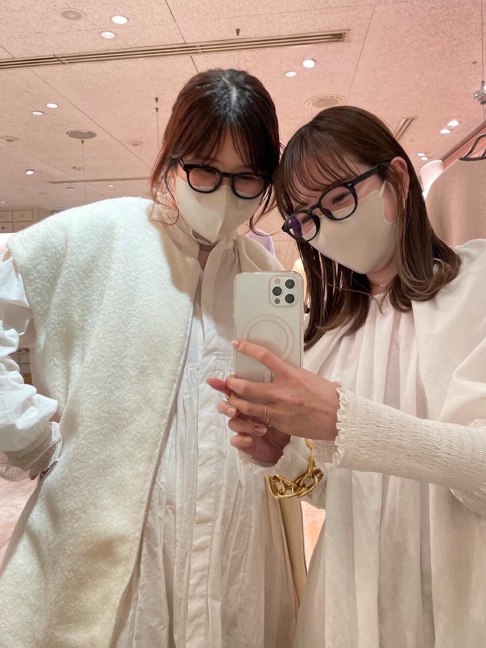 ホワイト系のワンピース、ホワイト系のシャツ/ブラウス、グレー系のスカートを着用したレディースの冬コーディネートの2枚目の写真