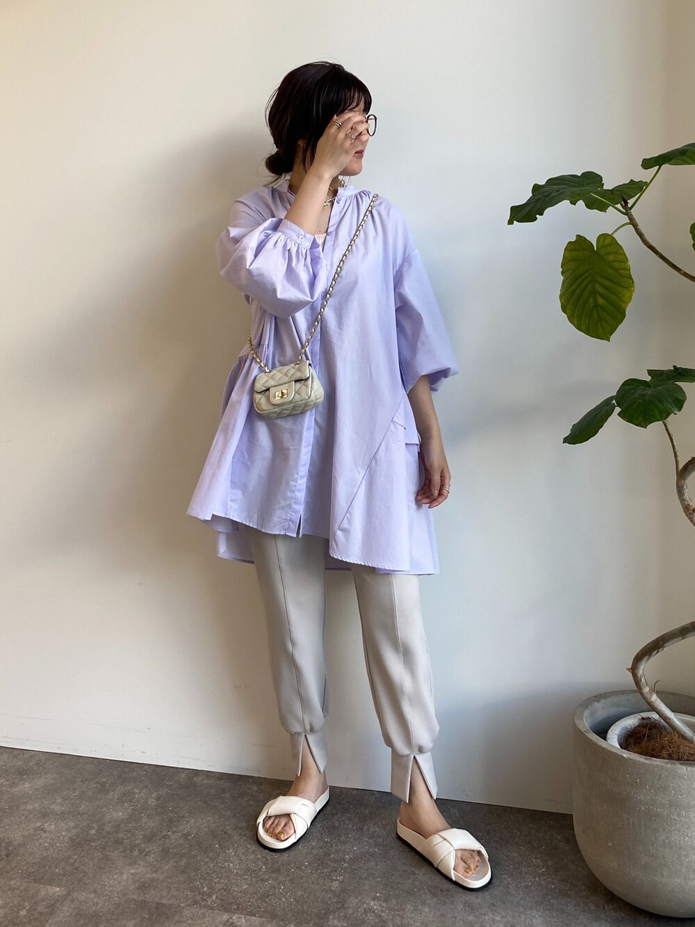 パープル系のシャツ/ブラウス、ホワイト系のショルダーバッグ、ベージュ系のその他パンツを着用したレディースの春コーディネートの2枚目の写真
