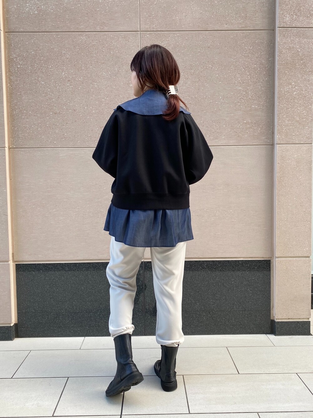 ブラック系のカーディガン/ボレロ、ブルー系のシャツ/ブラウス、グレー系のTシャツ/カットソーを着用したレディースの冬コーディネートの5枚目の写真