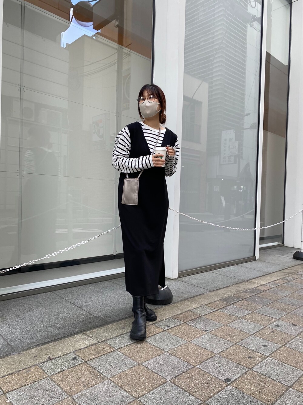 ブラック系のワンピース、その他のTシャツ/カットソー、ゴールド系のメガネを着用したレディースの冬コーディネートの2枚目の写真