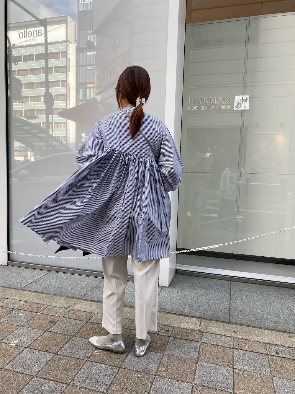 ブルー系のシャツ/ブラウス、ベージュ系のその他パンツ、ブラック系のベストを着用したレディースの冬コーディネートの4枚目の写真