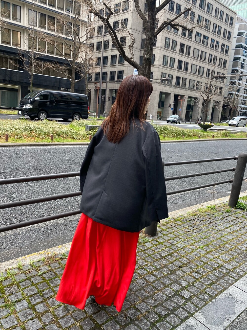 グレー系のノーカラージャケット、レッド系のワンピース/ドレス、ホワイト系のTシャツ/カットソーを着用したレディースの春コーディネートの5枚目の写真