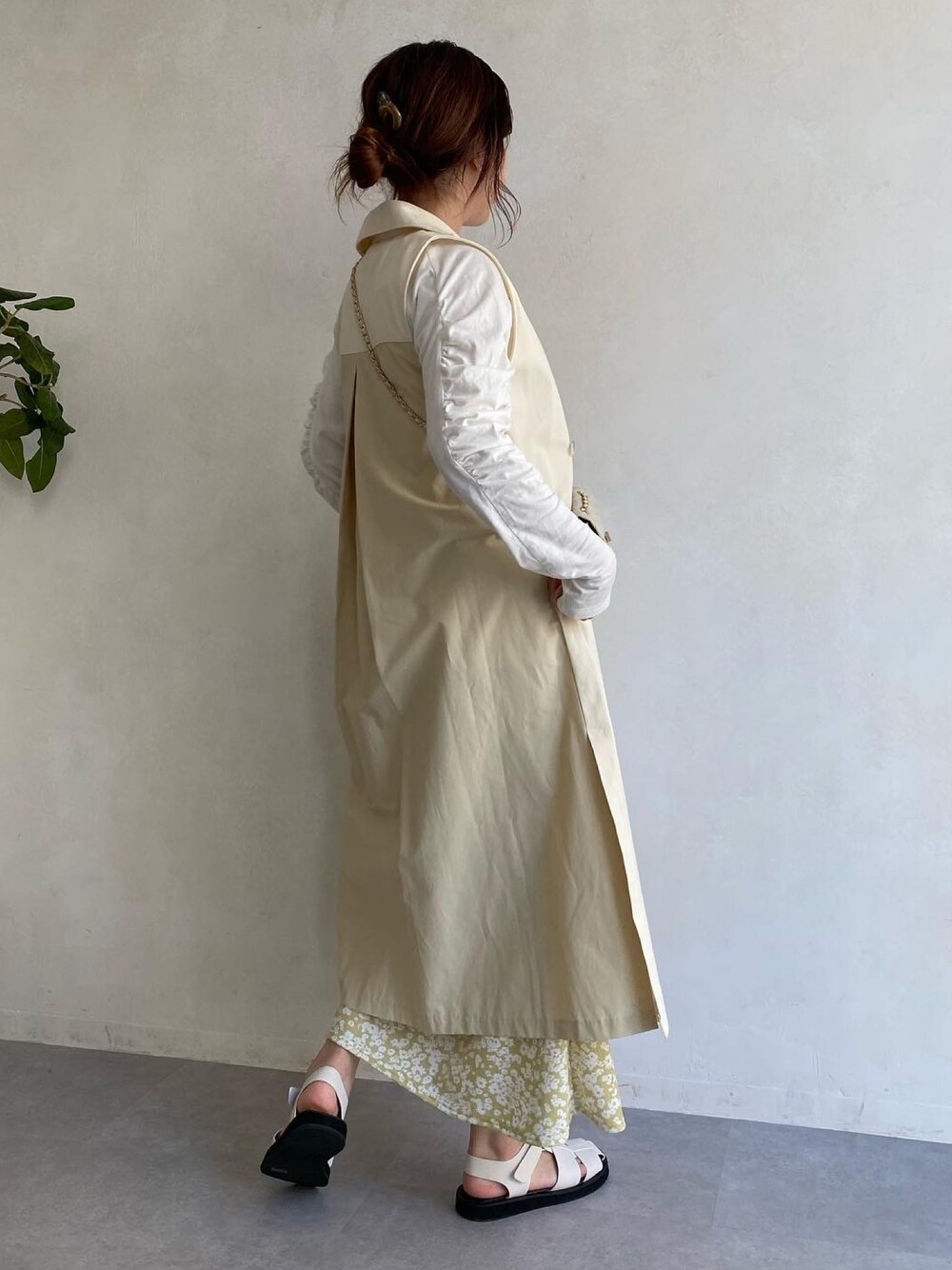 ホワイト系のその他アウター、ホワイト系のTシャツ/カットソー、イエロー系のスカートを着用したレディースの春コーディネートの2枚目の写真