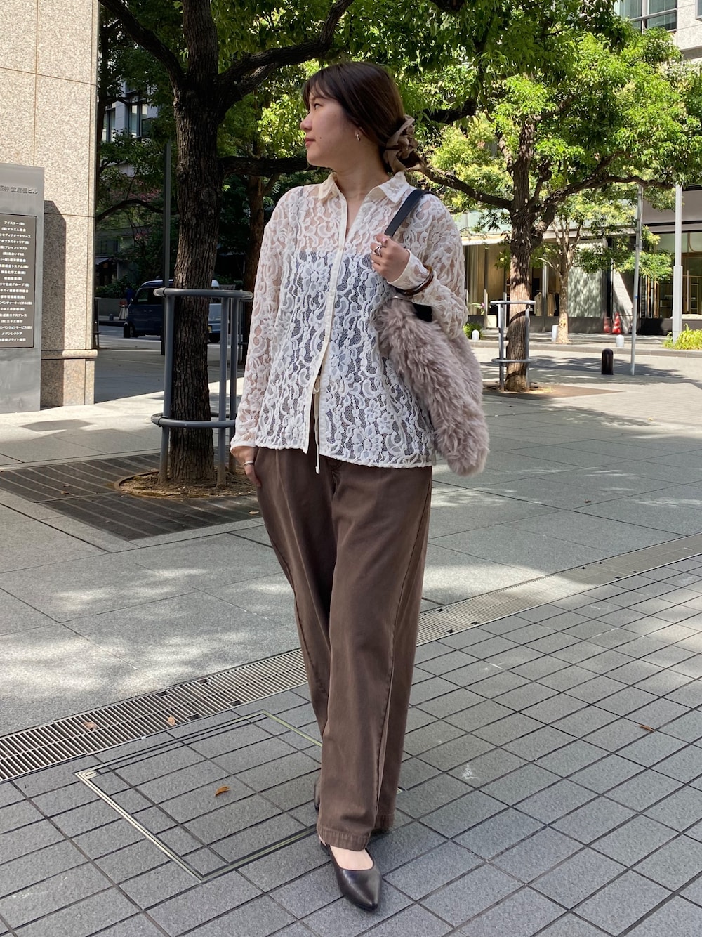 ホワイト系のシャツ/ブラウス、ブラウン系のデニムパンツ、ブラウン系のパンプスを着用したレディースの秋コーディネートの1枚目の写真