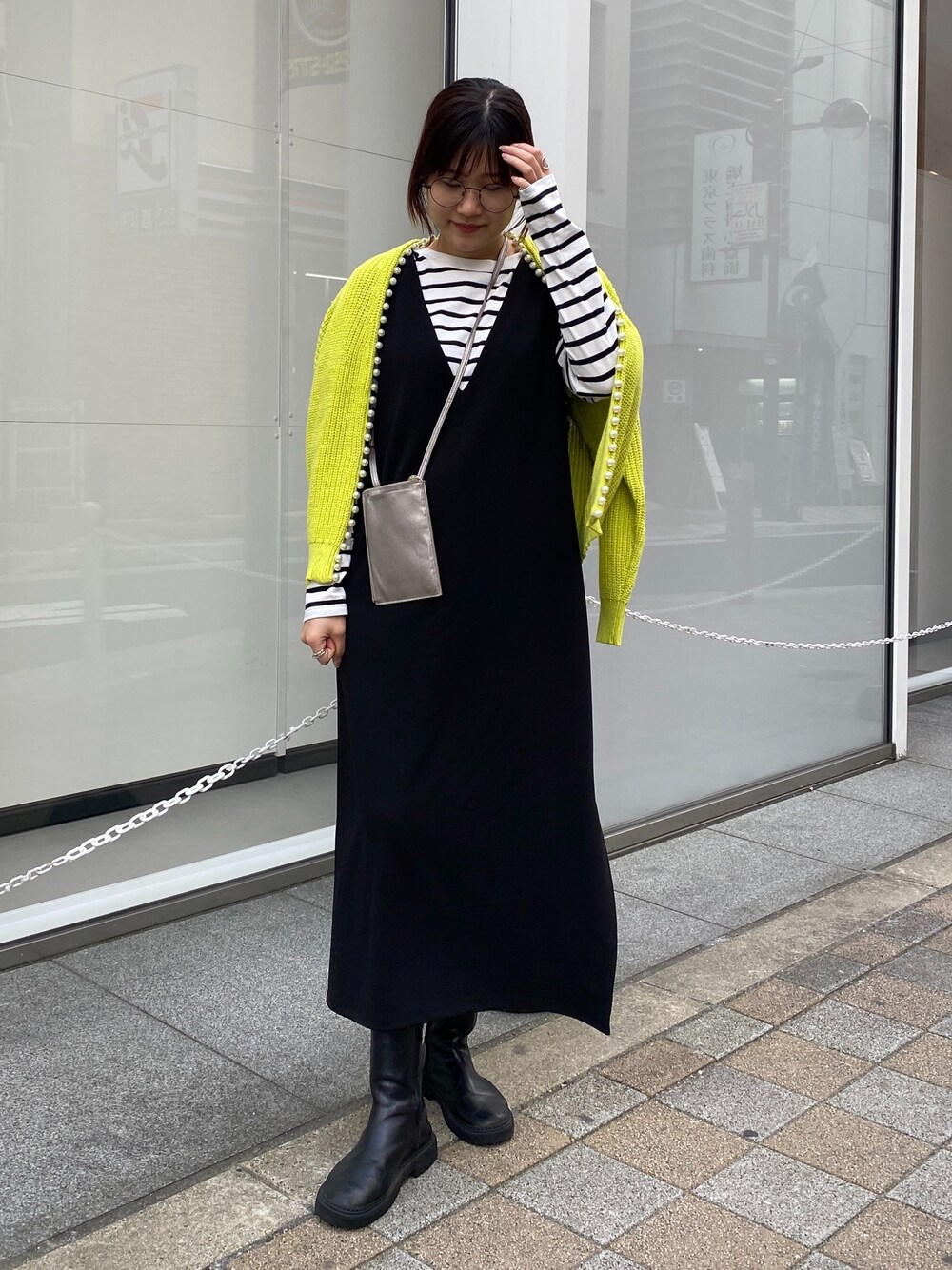 グリーン系のカーディガン/ボレロ、その他のショルダーバッグ、その他のTシャツ/カットソーを着用したレディースの冬コーディネートの3枚目の写真