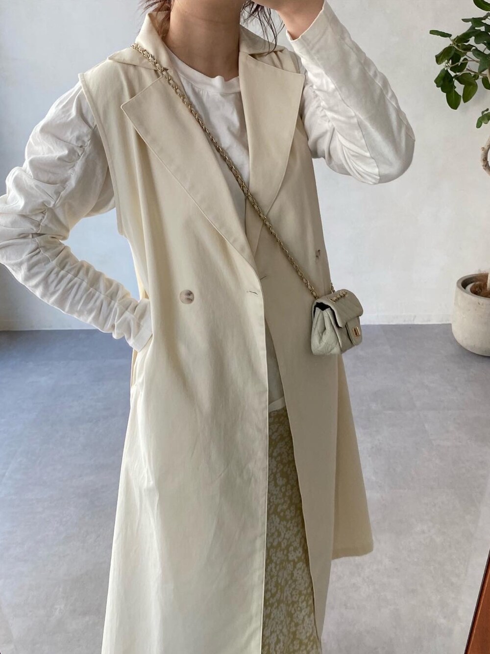 ホワイト系のその他アウター、ホワイト系のTシャツ/カットソー、イエロー系のスカートを着用したレディースの春コーディネートの3枚目の写真