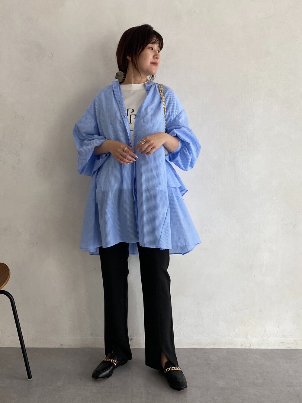 ホワイト系のTシャツ/カットソー、ブルー系のシャツ/ブラウス、ブラック系のその他パンツを着用したレディースの春コーディネートの2枚目の写真