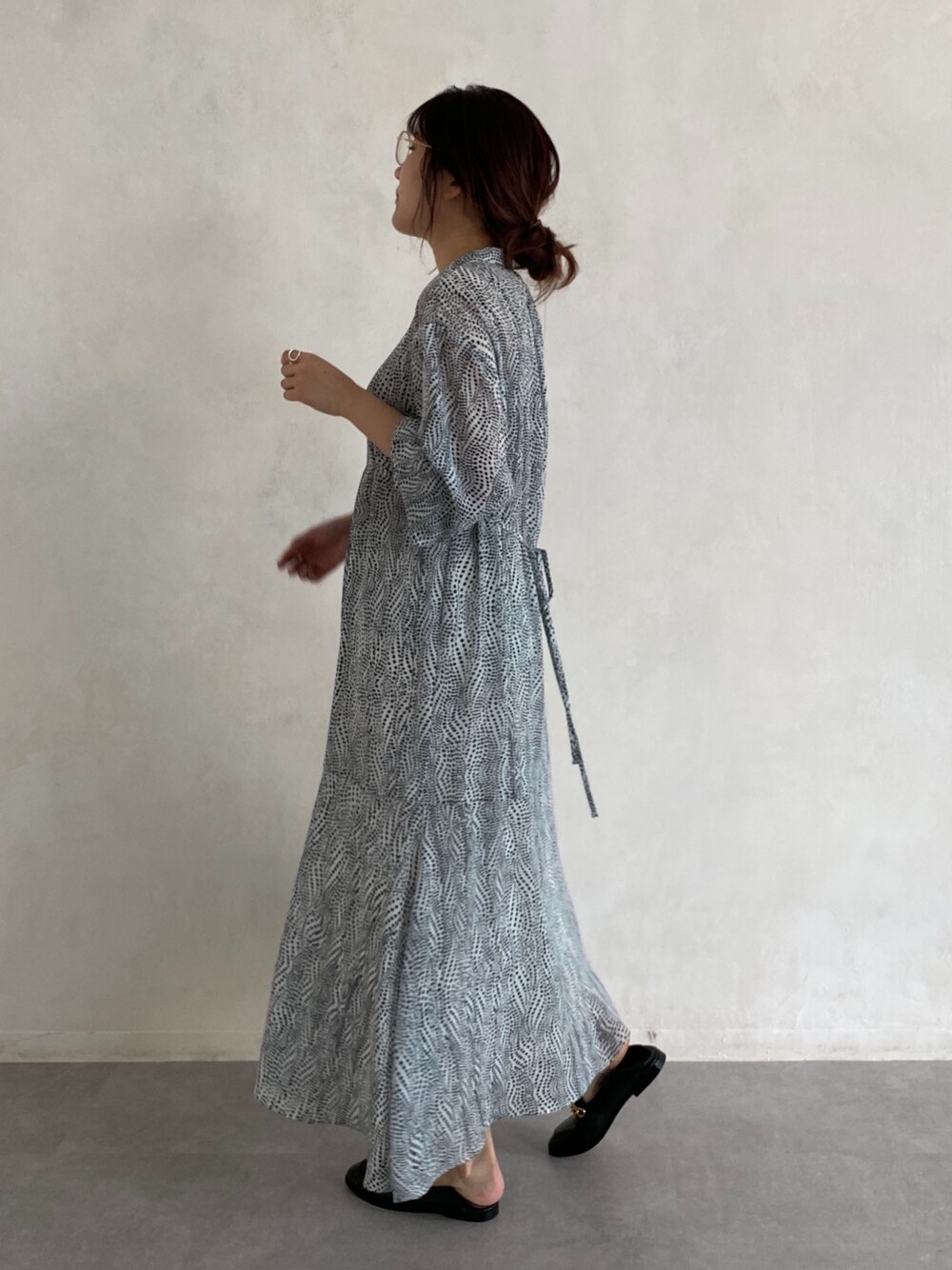 ホワイト系のワンピース、ブラック系のその他シューズ、ゴールド系のメガネを着用したレディースの春コーディネートの2枚目の写真