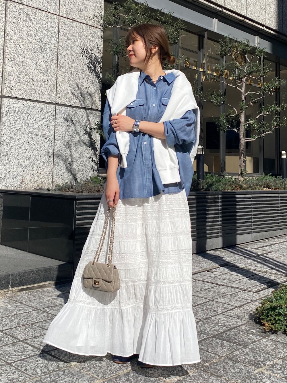 ブルー系のシャツ/ブラウス、ホワイト系のスカート、ホワイト系のTシャツ/カットソーを着用したレディースの春コーディネートの1枚目の写真