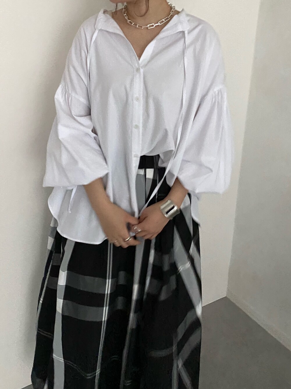 ホワイト系のシャツ/ブラウス、ブラック系のスカート、ブラック系のその他シューズを着用したレディースの春コーディネートの5枚目の写真