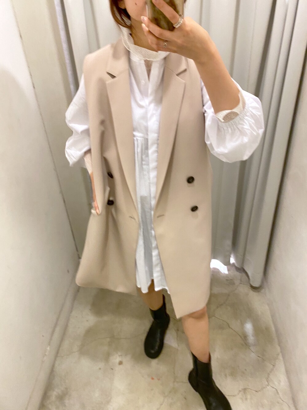 ベージュ系のベスト、ホワイト系のシャツ/ブラウス、ホワイト系のTシャツ/カットソーを着用したレディースの冬コーディネートの5枚目の写真