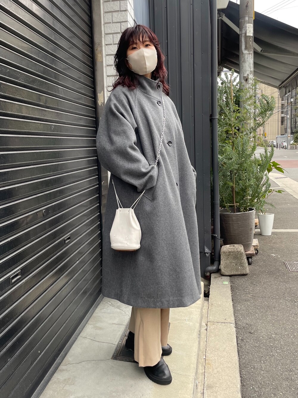 グレー系のその他アウター、ベージュ系のその他パンツ、ブラック系のブーツを着用したレディースの冬コーディネートの2枚目の写真