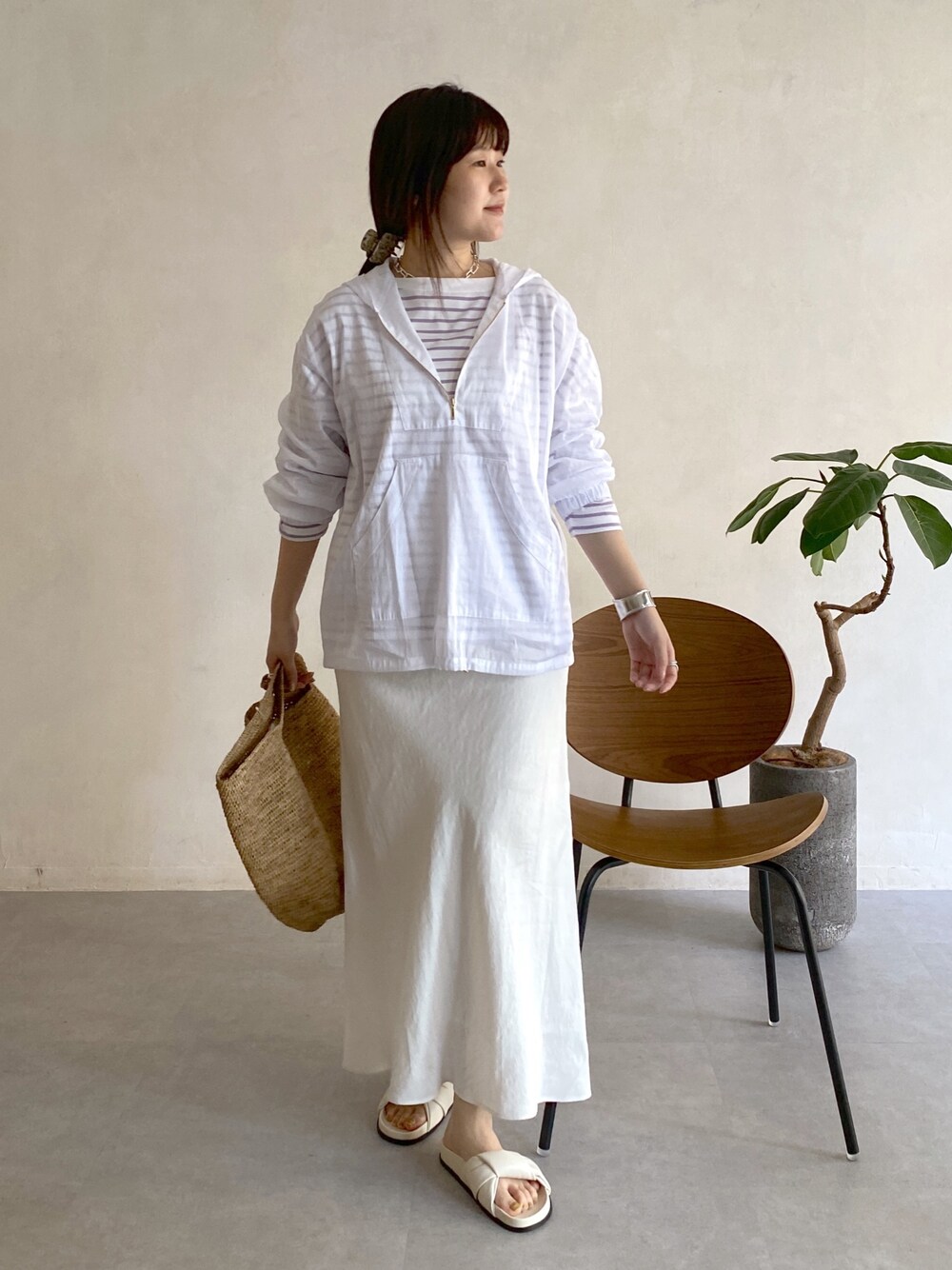 ホワイト系のシャツ/ブラウス、パープル系のTシャツ/カットソー、ホワイト系のスカートを着用したレディースの春コーディネートの3枚目の写真