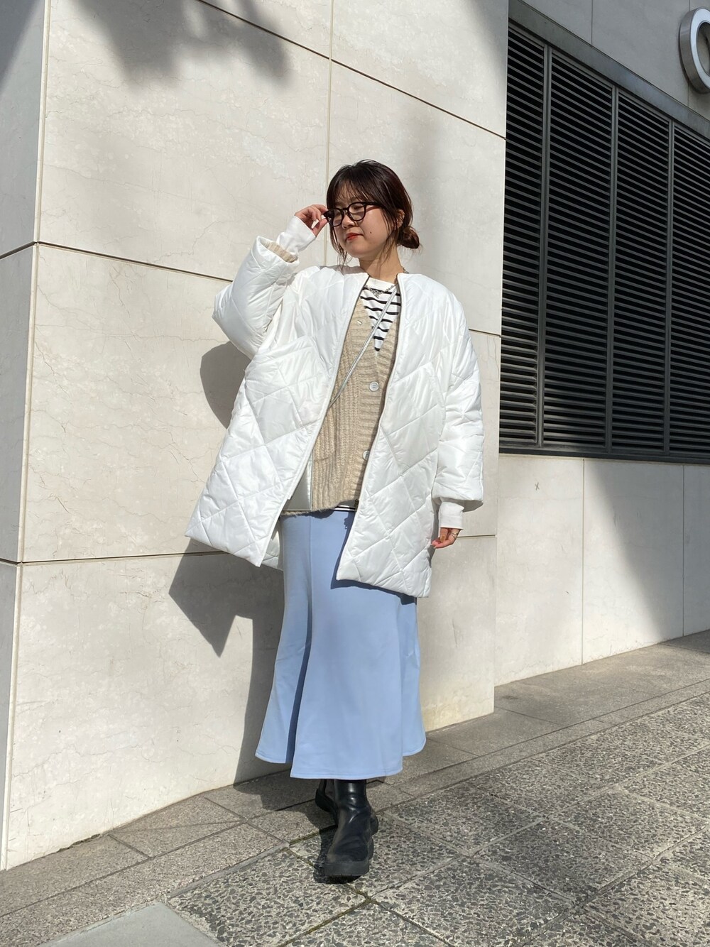 ホワイト系のその他アウター、ベージュ系のカーディガン/ボレロ、ホワイト系のTシャツ/カットソーを着用したレディースの冬コーディネートの3枚目の写真