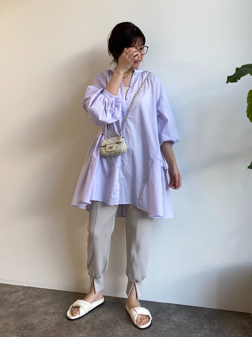 パープル系のシャツ/ブラウス、ホワイト系のショルダーバッグ、ベージュ系のその他パンツを着用したレディースの春コーディネートの5枚目の写真