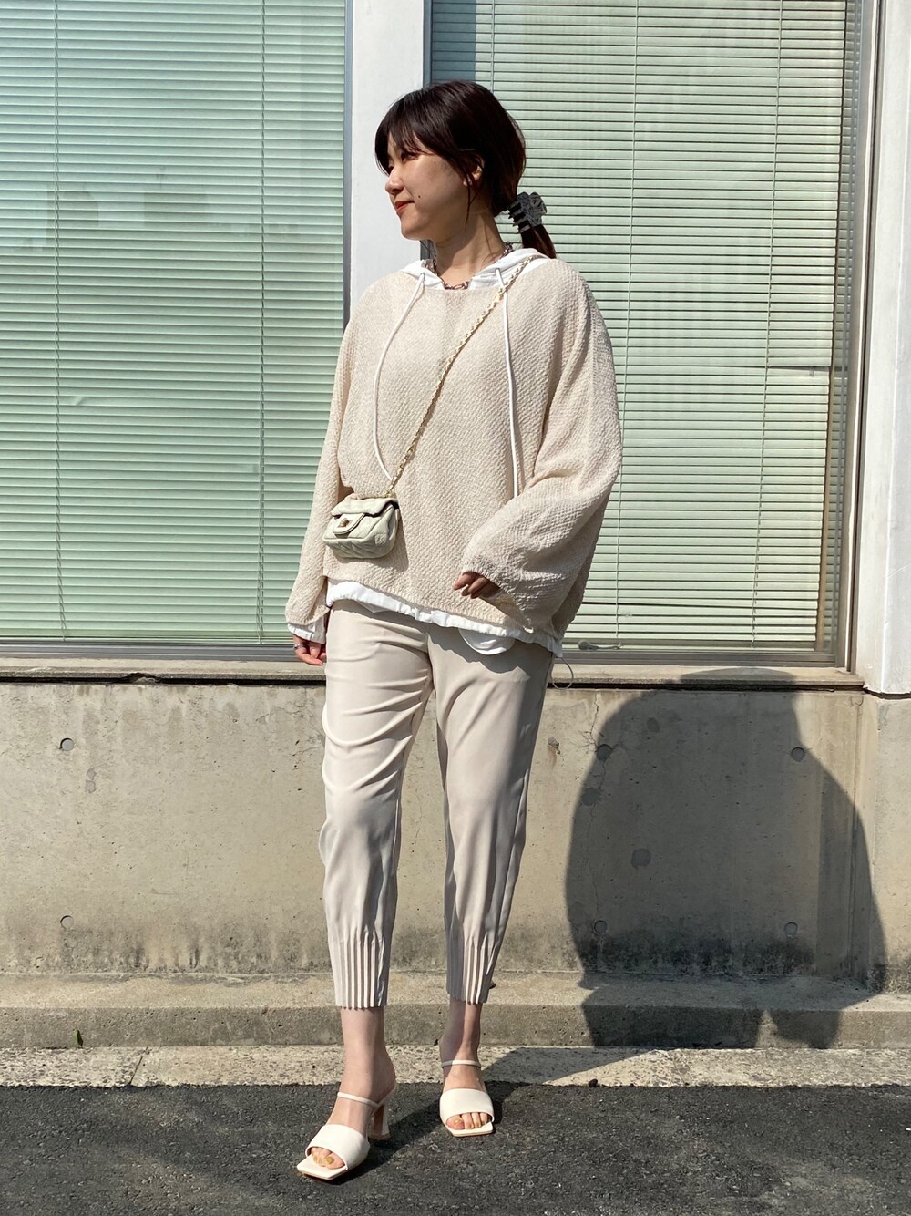 ホワイト系のニット/セーター、ホワイト系のシャツ/ブラウス、ベージュ系のその他パンツを着用したレディースの春コーディネートの3枚目の写真