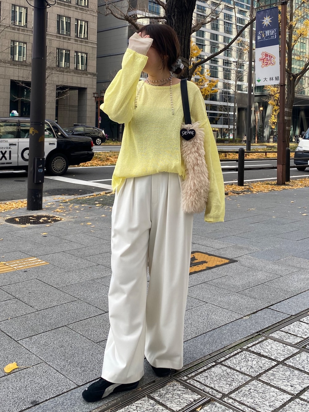 イエロー系のニット/セーター、イエロー系のTシャツ/カットソー、ホワイト系のその他パンツを着用したレディースの冬コーディネートの1枚目の写真