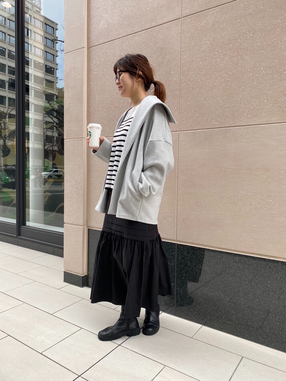 グレー系のその他アウター、ブラック系のニット/セーター、ブラック系のスカートを着用したレディースの冬コーディネートの5枚目の写真