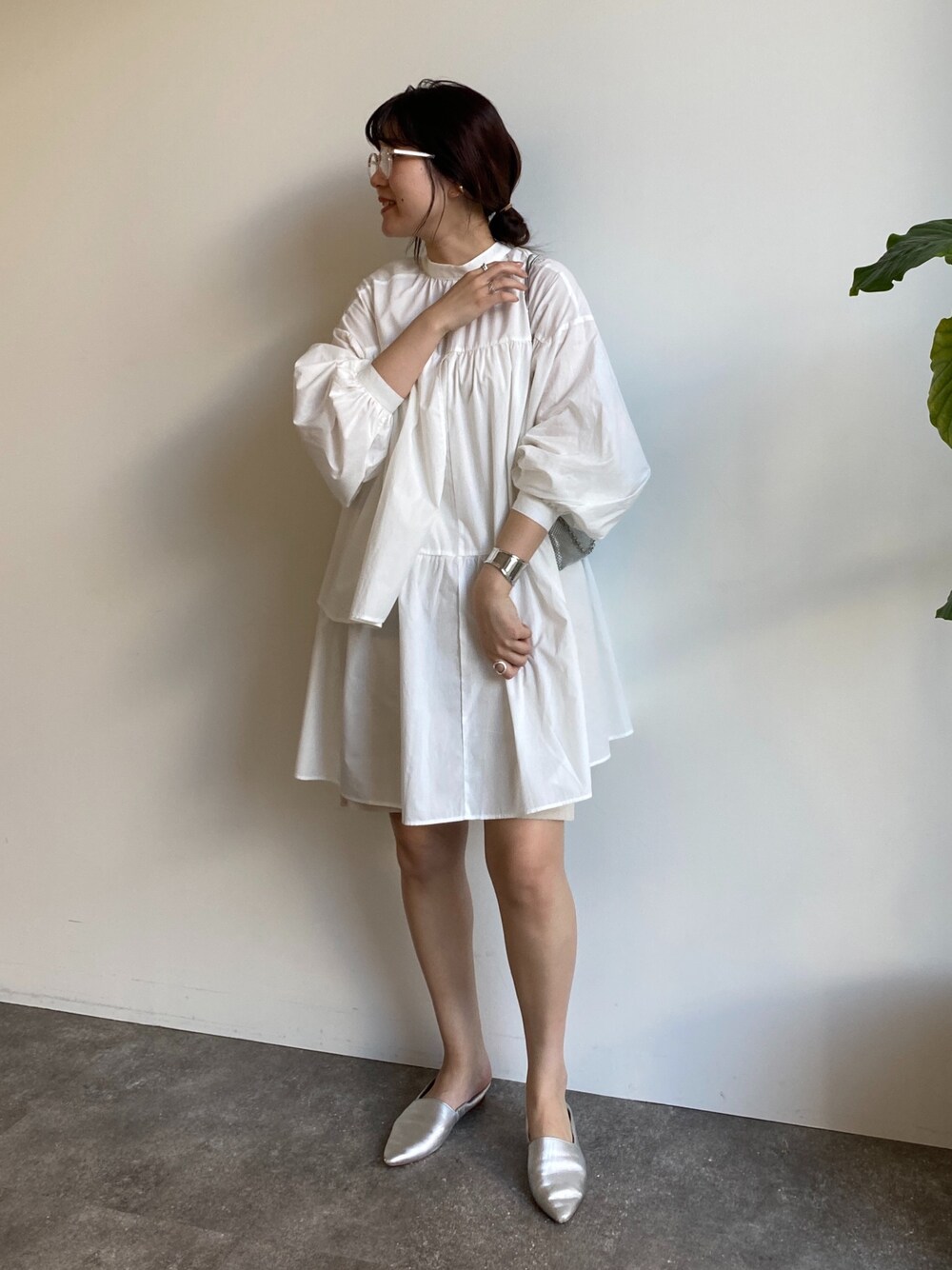 シルバー系のトートバッグ、ベージュ系のつなぎ/オールインワン、シルバー系のブレスレットを着用したレディースの春コーディネートの3枚目の写真