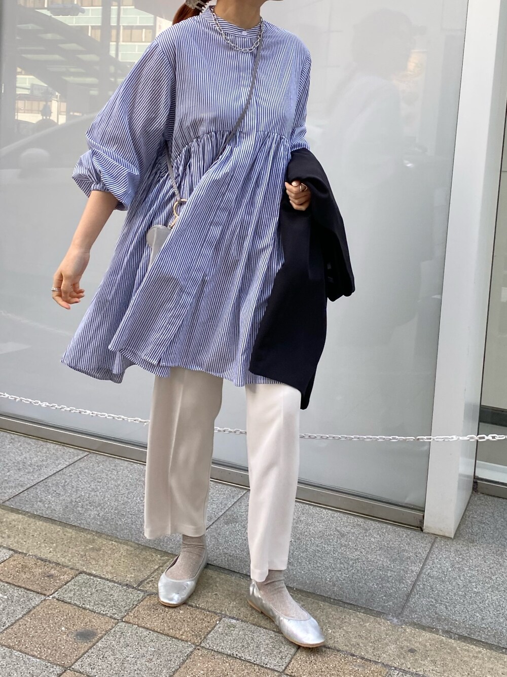 ブルー系のシャツ/ブラウス、ベージュ系のその他パンツ、ブラック系のベストを着用したレディースの冬コーディネートの3枚目の写真