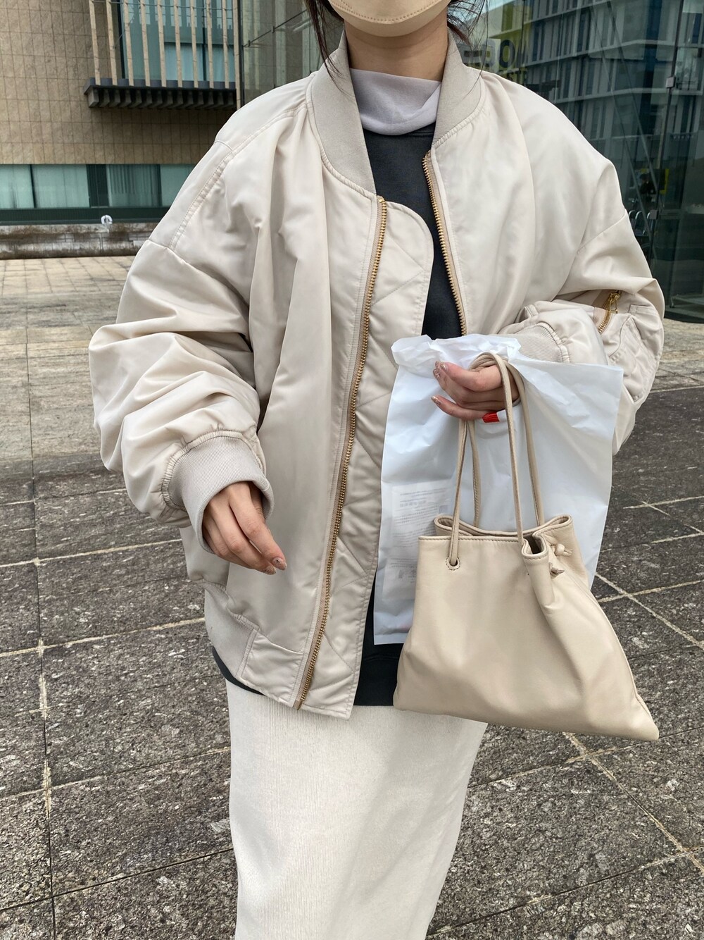 ホワイト系のスカートを着用したレディースの春コーディネートの5枚目の写真