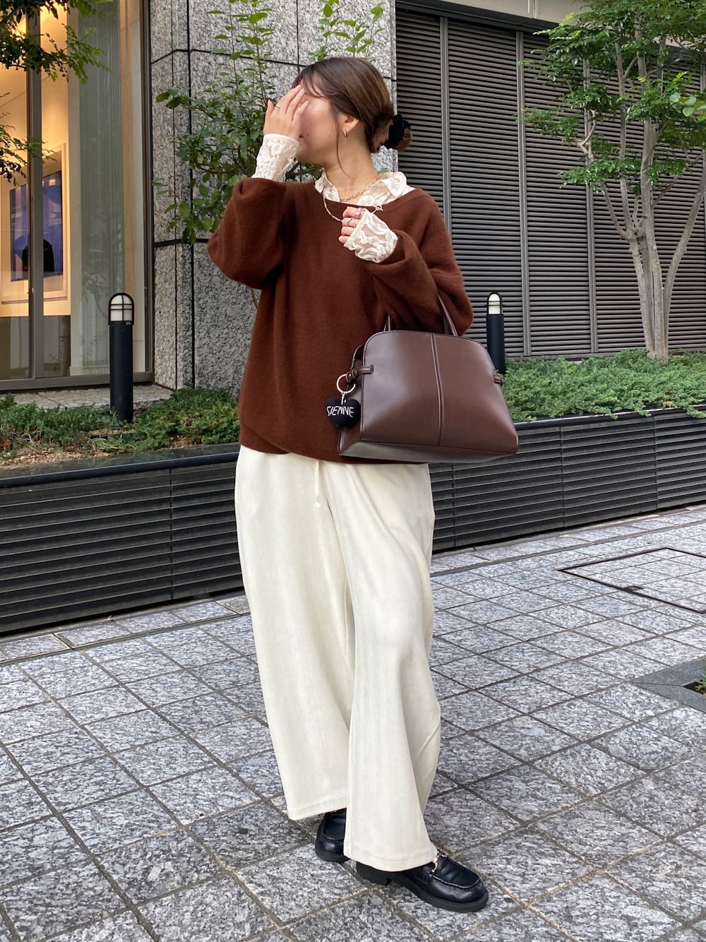 ブラウン系のニット/セーター、ホワイト系のシャツ/ブラウス、ホワイト系のその他パンツを着用したレディースの冬コーディネートの1枚目の写真