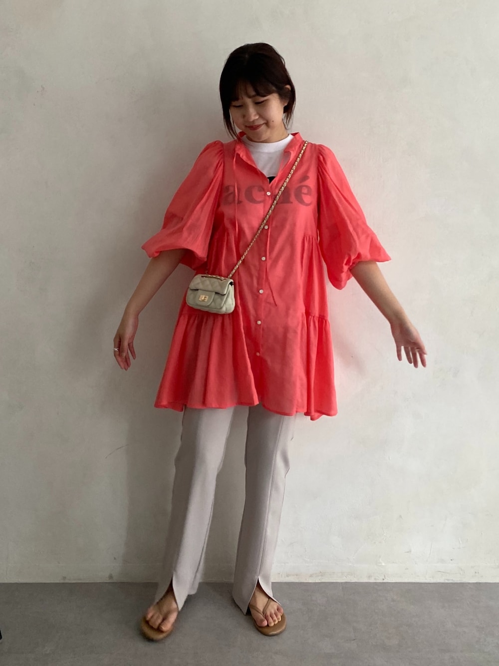 ピンク系のシャツ/ブラウス、ホワイト系のTシャツ/カットソー、ベージュ系のその他パンツを着用したレディースの春コーディネートの4枚目の写真