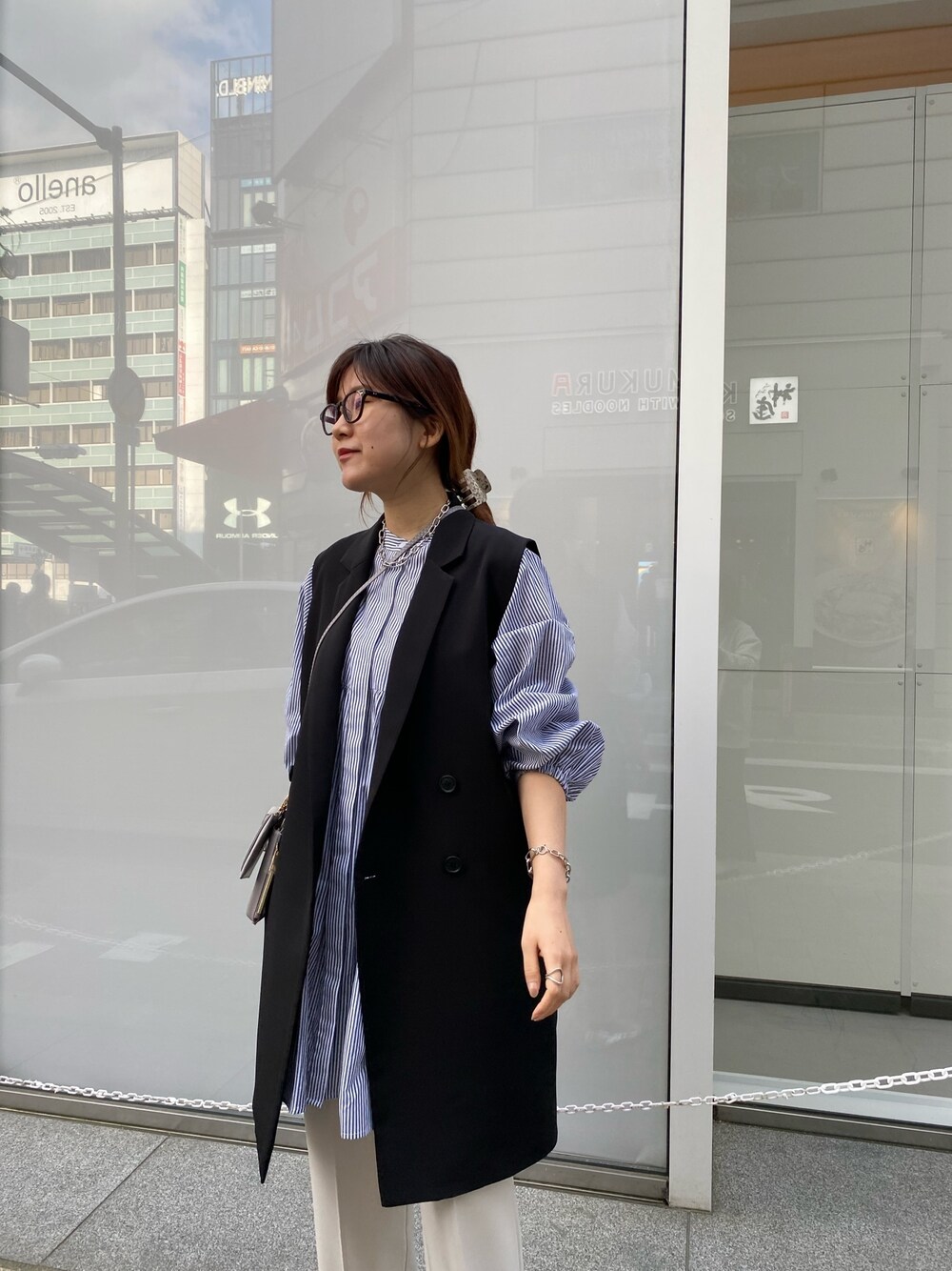 ブラック系のベスト、ベージュ系のその他パンツ、シルバー系のパンプスを着用したレディースの冬コーディネートの4枚目の写真
