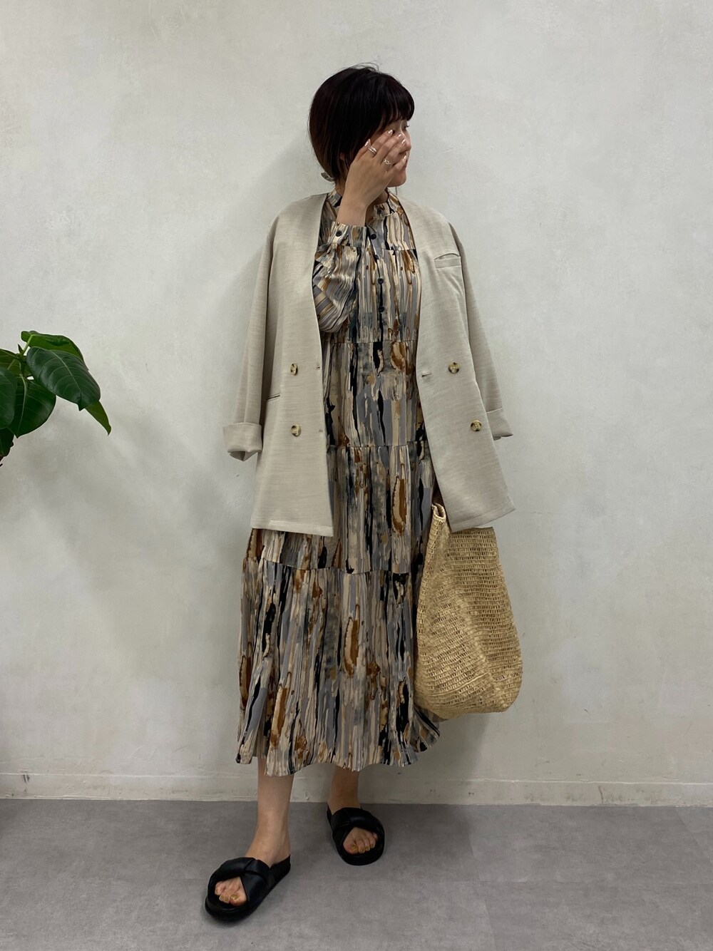 ブラウン系のワンピース、ベージュ系のノーカラージャケット、シルバー系のブレスレットを着用したレディースの春コーディネートの5枚目の写真