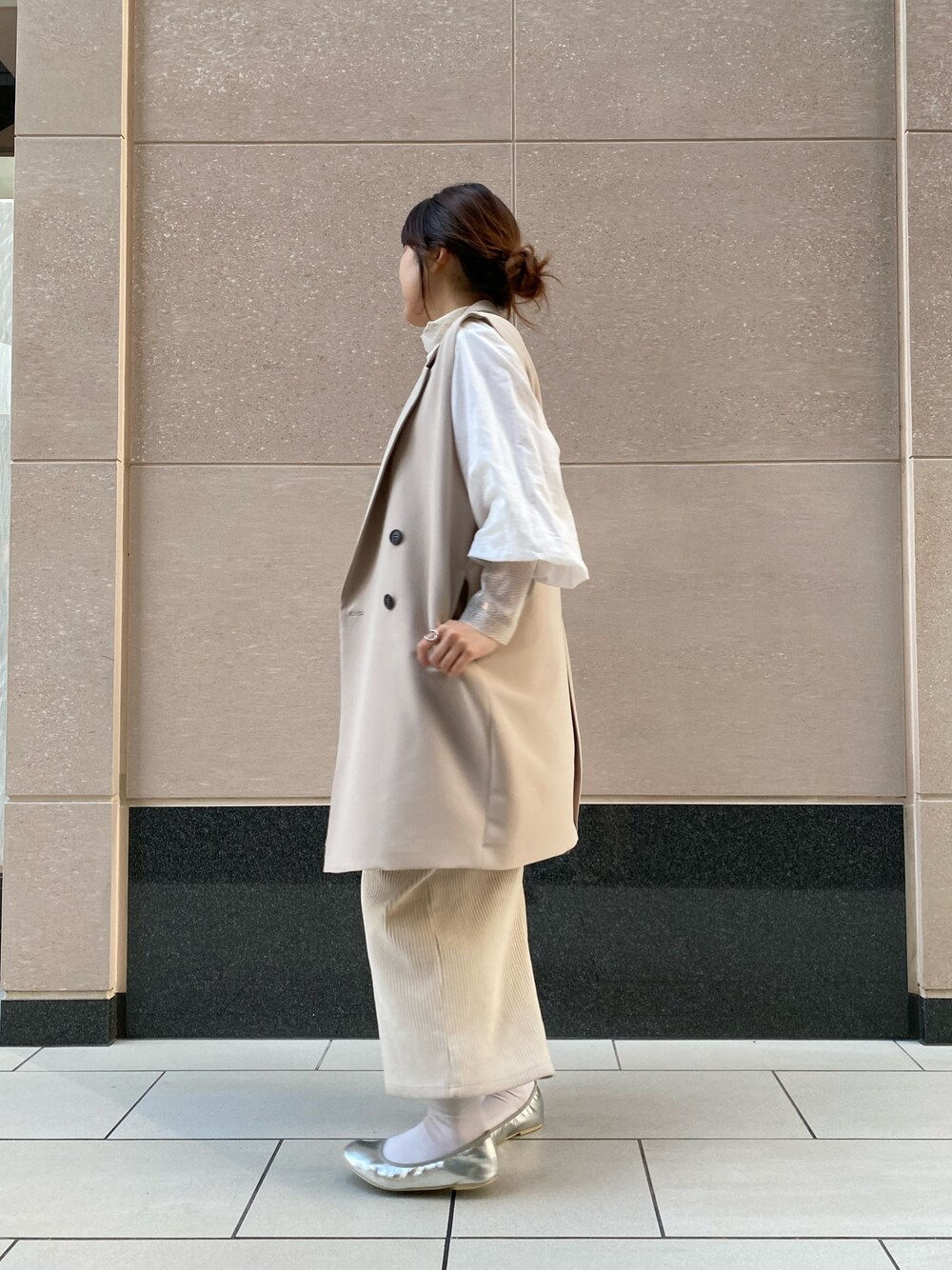 ベージュ系のベスト、ホワイト系のシャツ/ブラウス、ホワイト系のTシャツ/カットソーを着用したレディースの冬コーディネートの2枚目の写真