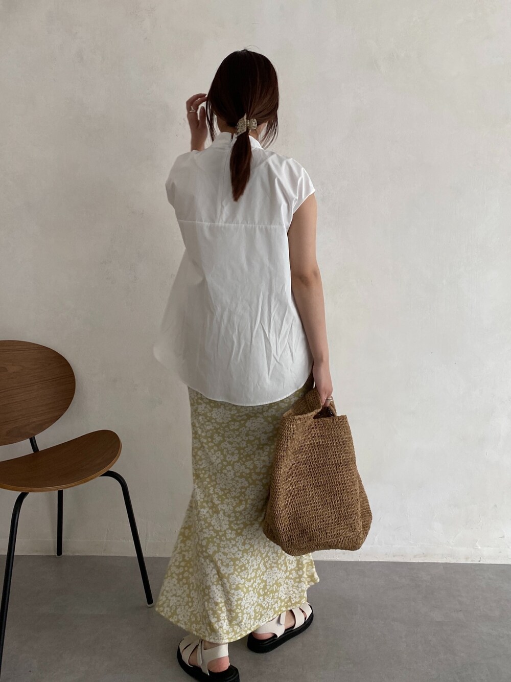 ホワイト系のシャツ/ブラウス、イエロー系のスカート、ブラック系のその他シューズを着用したレディースの春コーディネートの3枚目の写真